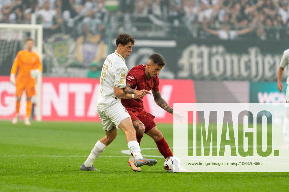 Philipp Sander (Borussia Moenchengladbach, 16) im Duell mit Dani Raba (Valencia CF, 19) VfL Borussia Moenchengladbach vs. FC Valencia, Fussball, Freundschaftsspiel, Jubilaeumsspiel 125 Jahre Borussia, Saison 2025 2026, 02.08.2025 VfL Borussia Moenchengladbach vs. FC Valencia, Fussball, Freundschaftsspiel, Jubilaeumsspiel 125 Jahre Borussia, Saison 2025 2026, 02.08.2025 Moenchengladbach