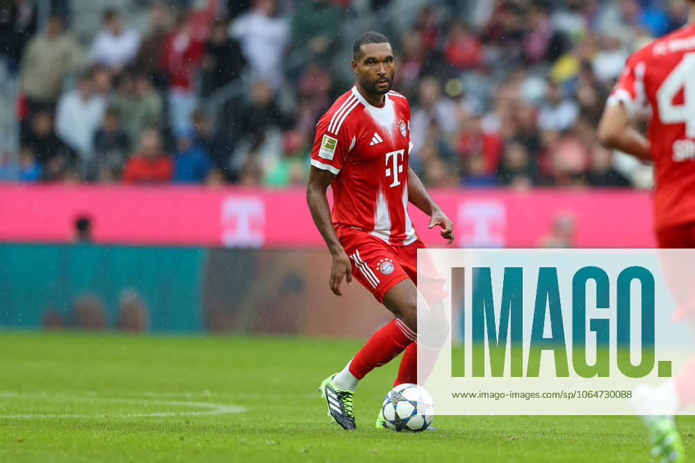 Jonathan Tah (FC Bayern Muenchen, 04) mit Ball, GER, FC Bayern Muenchen vs. Olympique Lyon, Fussball, Testspiel, Saison 2025 2026, 02.08.2025, GER, FC Bayern Muenchen vs. Olympique Lyon, Fussball, Testspiel, Saison 2025 2026, 02.08.2025 Muenchen