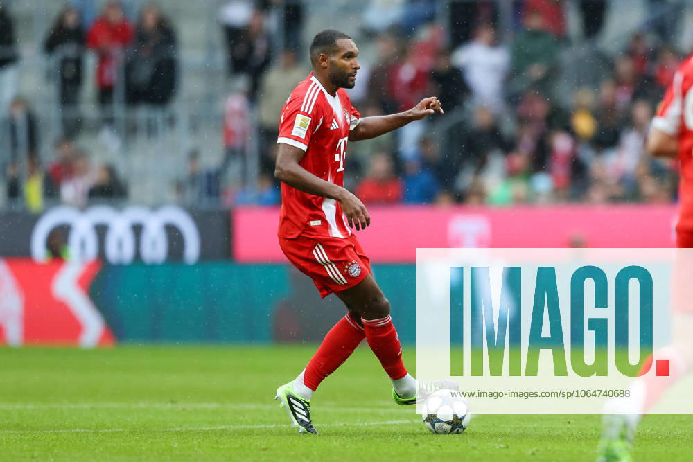 Jonathan Tah (FC Bayern Muenchen, 04) mit Ball, GER, FC Bayern Muenchen vs. Olympique Lyon, Fussball, Testspiel, Saison 2025 2026, 02.08.2025, GER, FC Bayern Muenchen vs. Olympique Lyon, Fussball, Testspiel, Saison 2025 2026, 02.08.2025 Muenchen