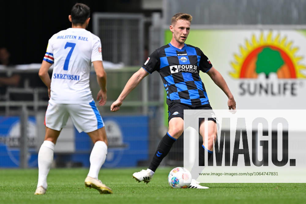 Paderborn, Home Deluxe Arena, 02.08.25, GER, Herren, 2.Bundesliga, Saison 2025-2026, SC Paderborn 07 - KSV Holstein Kiel Bild: v.li. im Zweikampf Steven SKRZYBSKI (Kiel) und Tjark SCHELLER (Paderborn) DFL regulations prohibit any use of photographs as image sequences and or quasi-video. NRW Deutschland