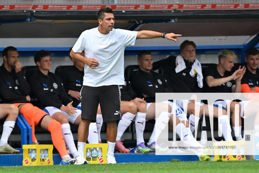 Paderborn, Home Deluxe Arena, 02.08.25, GER, Herren, 2.Bundesliga, Saison 2025-2026, SC Paderborn 07 - KSV Holstein Kiel Bild: Trainer Marcel RAPP (Kiel) DFL regulations prohibit any use of photographs as image sequences and or quasi-video. NRW Deutschland