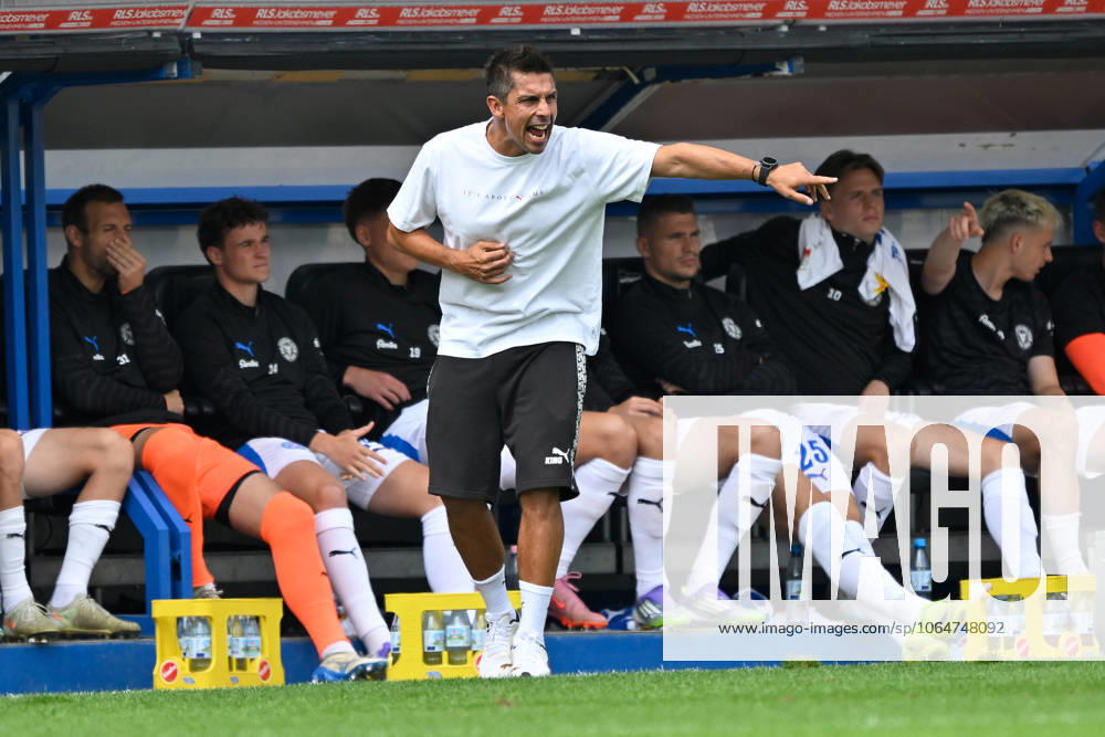 Paderborn, Home Deluxe Arena, 02.08.25, GER, Herren, 2.Bundesliga, Saison 2025-2026, SC Paderborn 07 - KSV Holstein Kiel Bild: Trainer Marcel RAPP (Kiel) DFL regulations prohibit any use of photographs as image sequences and or quasi-video. NRW Deutschland