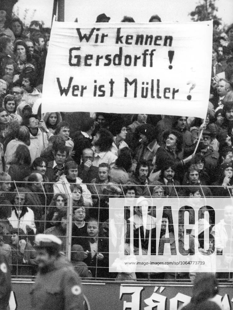 Fussballbundesliga Eintracht Braunschweig - Bayern Muenchen 3:1 (2:0) U.B.z. Zuschauer mit einem Transparent mit der Aufschrift: Wir kennen Gersdorff! Wer ist Mueller? . 05.10.1974 in Braunschweig (Stadion Hamburger Strasse) - Deutschland
