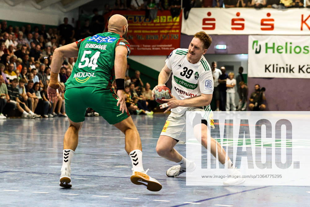 Lukas Stutzke (TSV Hannover-Burgdorf,39) gegen Oscar Bergendahl (SC Magdeburg,54) - 1. Handball Bundesliga Saison 2025-2026 Testspiel HG 85 Köthen vs. SC Magdeburg in der Heinz-Fricke-Sporthalle in Köthen - Aktion,Handball,Mann,Männer,Deutschland