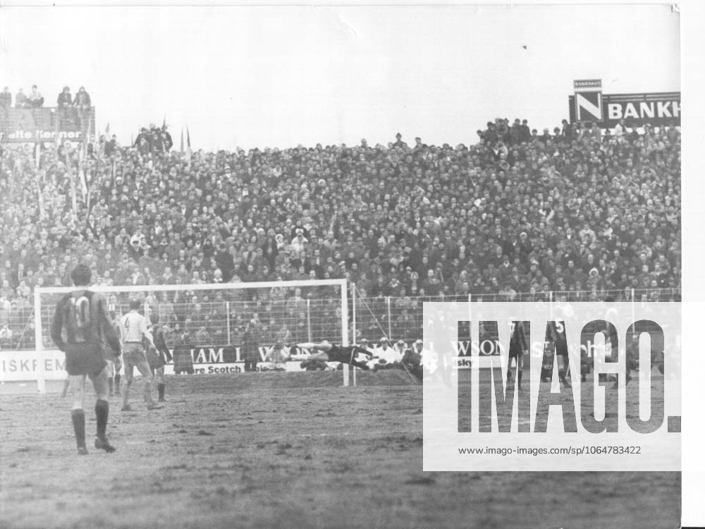 Fussballbundesliga Eintracht Braunschweig - Hertha BSC 2:1 (2:1) U.B.z. eine Torszene. 13.03.1971 in Braunschweig (Stadion Hamburger Strasse)