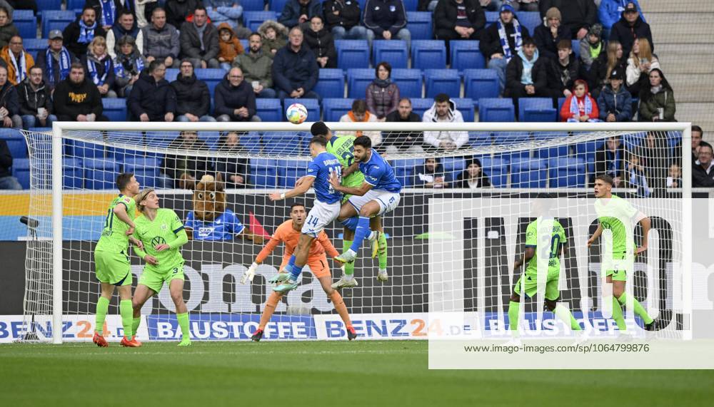 Strafraumszene, Torraumszene, Kopfballduell Zweikampf, Aktion, Christoph Baumgartner TSG 1899 Hoffenheim 14 Ozan Kabak TSG 1899 Hoffenheim 05, Felix Nmecha VfL Wolfsburg 22, Torwart Koen Casteels VfL Wolfsburg 1, PreZero Arena, Sinsheim, Baden-Württemberg, Deutschland, Europa