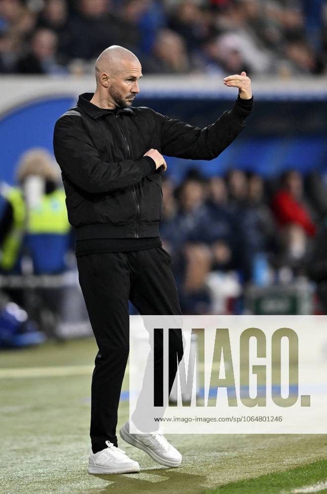 Trainer Coach Christian Ilzer TSG 1899 Hoffenheim am Spielfeldrand Gestik Geste PreZero Arena, Sinsheim, Baden-Württemberg, Deutschland, Europa Coach Christian Ilzer TSG 1899 Hoffenheim on the sidelines Gesture Gesture PreZero Arena, Sinsheim, Baden-Württemberg, Germany, Europe