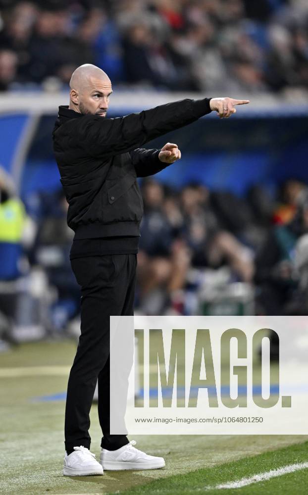 Trainer Coach Christian Ilzer TSG 1899 Hoffenheim am Spielfeldrand Gestik Geste PreZero Arena, Sinsheim, Baden-Württemberg, Deutschland, Europa Coach Christian Ilzer TSG 1899 Hoffenheim on the sidelines Gesture Gesture PreZero Arena, Sinsheim, Baden-Württemberg, Germany, Europe