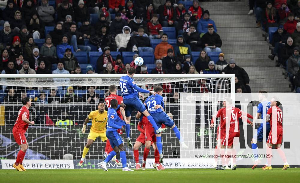 Strafraumszene, Torraumszene Kopfballduell Zweikampf Aktion Arthur Chaves TSG 1899 Hoffenheim 35 Adam Hlozek TSG 1899 Hoffenheim 23 Torwart Noah Atubolu SC Freiburg SCF 01 PreZero Arena, Sinsheim, Baden-Württemberg, Deutschland, Europa Penalty area scene, goal area scene Header duel Duel Action Arthur Chaves TSG 1899 Hoffenheim 35 Adam Hlozek TSG 1899 Hoffenheim 23 Goalkeeper Noah Atubolu SC Freiburg SCF 01 PreZero Arena, Sinsheim, Baden-Württemberg, Germany, Europe