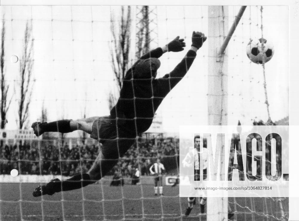 Fussballbundesliga Eintracht Braunschweig - Hertha BSC 1:1 (0:1) U.B.z. Torwart Hans Jaecker (Braunschweig) wehrt zur Ecke ab. 21.11.1964 in Braunschweig (Stadion Hamburger Strasse) - Deutschland