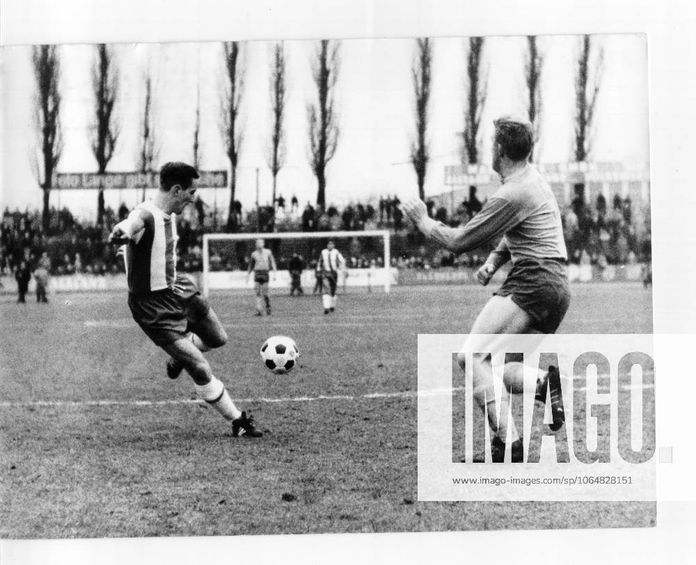 Fussballbundesliga Eintracht Braunschweig - Hertha BSC 1:1 (1:1) U.B.z. Altendorff (links Hertha). 30.03.1964 in Braunschweig (Stadion Hamburger Strasse) - Deutschland