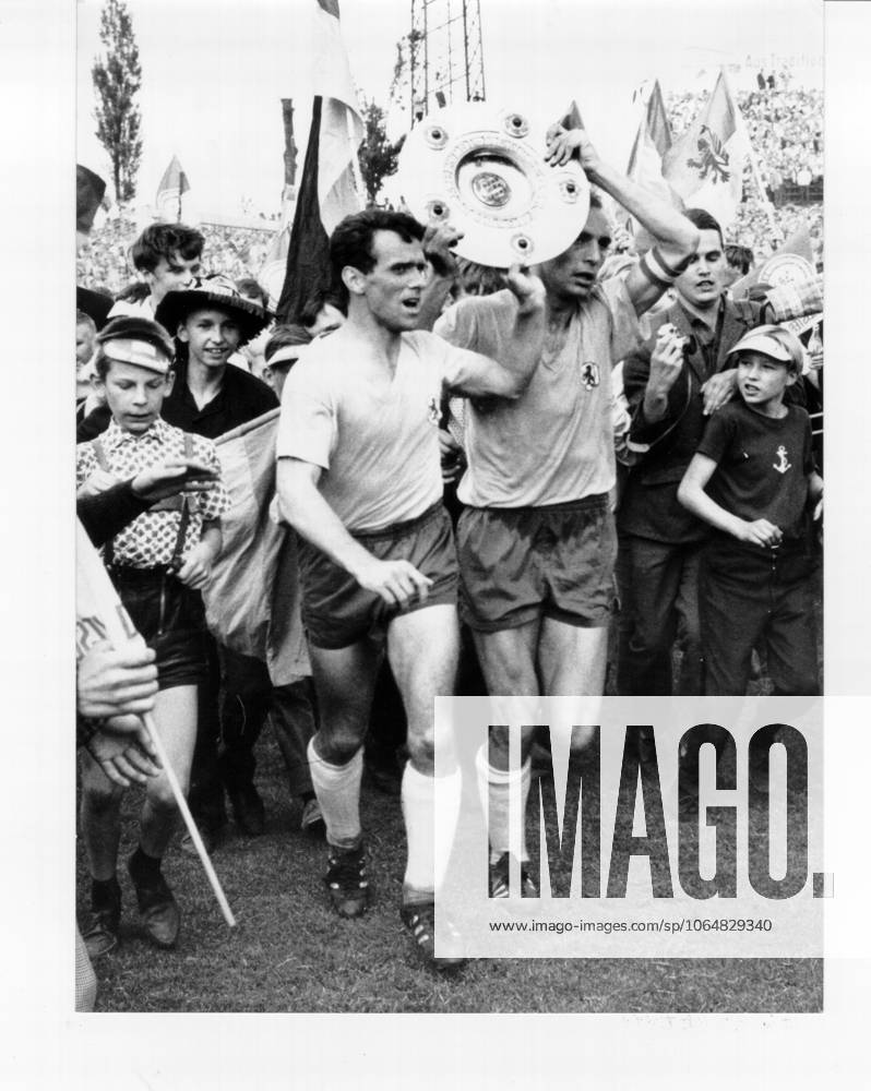 Fussballbundesliga Eintracht Braunschweig - 1. FC Nuernberg 4:1 (2:0) Braunschweig ist Deutscher Fussballmeister! U.B.z. Walter Schmidt (links) und Joachim Baese bei der Ehrenrunde. 03.06.1967 in Braunschweig (Stadion Hamburger Strasse) - Deutschland