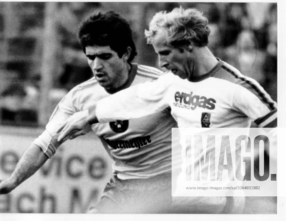 Fussballbundesliga Eintracht Braunschweig - Borussia Moenchengladbach 1:1 (0:0) U.B.z. Zweikampf zwischen Danilo Popivoda (links Braunschweig) und Berti Vogts. 23.10.1976 in Braunschweig (Stadion Hamburger Strafle) - Deutschland
