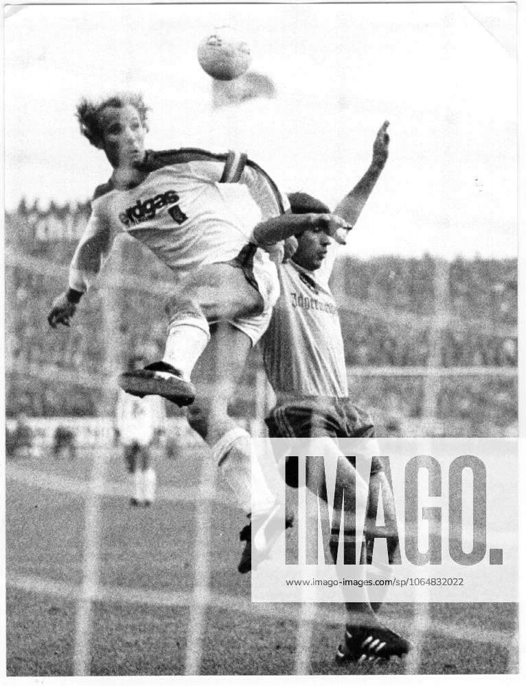 Fussballbundesliga Eintracht Braunschweig - Borussia Moenchengladbach 1:1 (0:0) U.B.z. Zweikampf zwischen Danilo Popivoda (rechts Braunschweig und Berti Vogts. 23.10.1976 in Braunschweig (Stadion Hamburger Strasse) - Deutschland