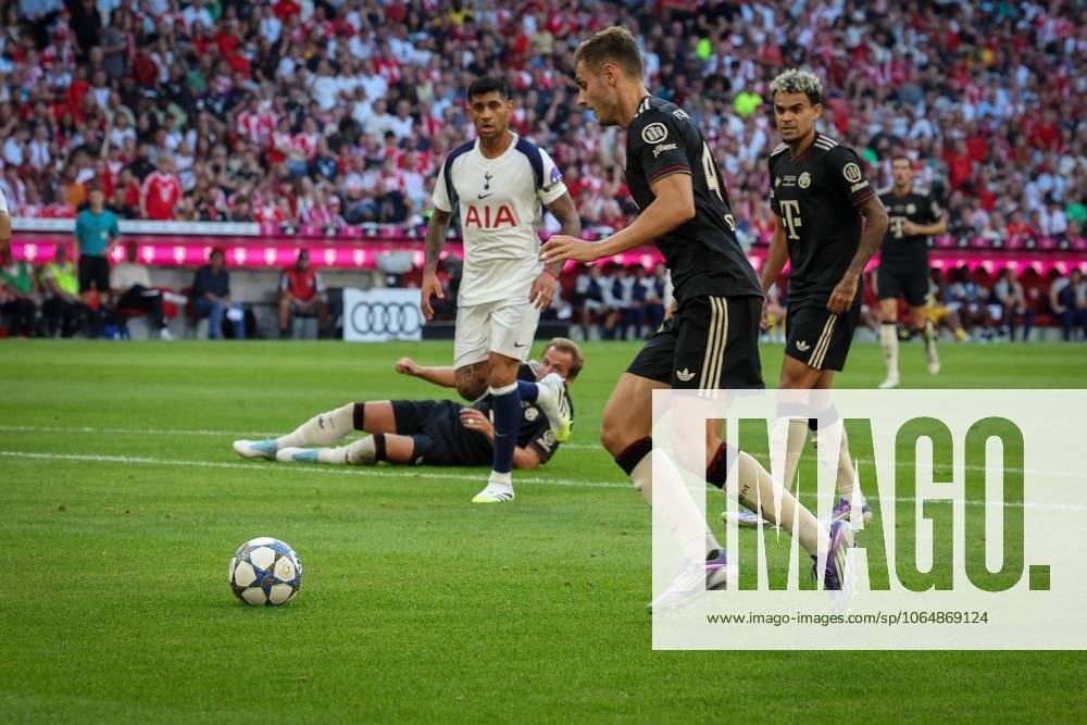 Josip Stanisic 44 (FC Bayern Muenchen) mit einer Hereingabe, Luis Diaz 14 (FC Bayern Muenchen) schaut zu, FC Bayern Muenchen vs. Tottenham Hotspur, DFL, Premier League, Bundesliga, Saison 2025 2026, Vorbereitungsspiel, 07.08.2025 DFB regulations prohibit any use of photographs as image sequences and or quasi-video Muenchen Bayern Deutschland