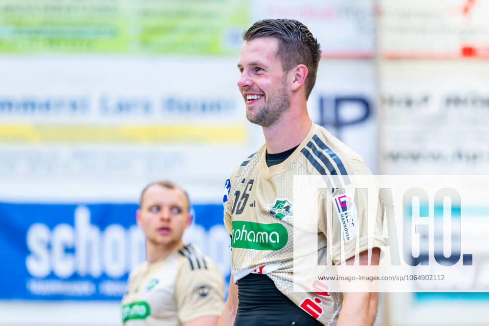 Hannes Feise (TSV Hannover-Burgdorf, Nr. 56) (v.l.), TSV Hannover-Burgdorf (beige) gegen Aalborg Handbold (rot) am 1. Spieltag des Internationalem Heide-Cups (08.08.2025,(Schneverdingen, GER),
