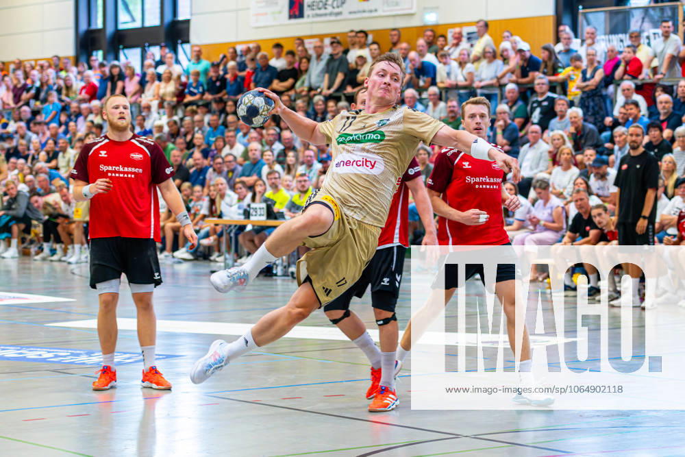 August Pedersen (TSV Hannover-Burgdorf, Nr. 17) (v.l.), TSV Hannover-Burgdorf (beige) gegen Aalborg Handbold (rot) am 1. Spieltag des Internationalem Heide-Cups (08.08.2025,(Schneverdingen, GER),