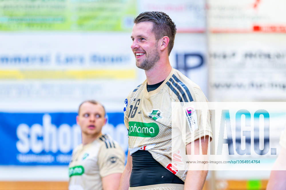Hannes Feise (TSV Hannover-Burgdorf, Nr. 56) (v.l.), TSV Hannover-Burgdorf (beige) gegen Aalborg Handbold (rot) am 1. Spieltag des Internationalem Heide-Cups (08.08.2025,(Schneverdingen, GER),