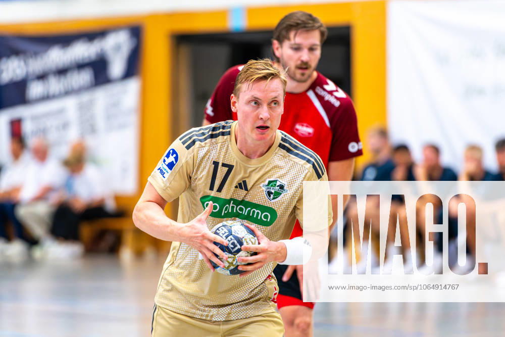August Pedersen (TSV Hannover-Burgdorf, Nr. 17) (v.l.), TSV Hannover-Burgdorf (beige) gegen Aalborg Handbold (rot) am 1. Spieltag des Internationalem Heide-Cups (08.08.2025,(Schneverdingen, GER),