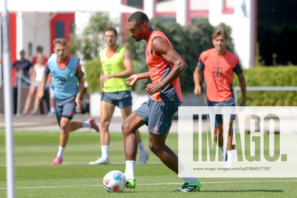 Jonathan Tah (FC Bayern Muenchen, 04) mit Ball, GER, Oeffentliches Training, FC Bayern Muenchen, Fussball, Saison 2025 2026, 09.08.2025, GER, Oeffentliches Training, FC Bayern Muenchen, Fussball, Saison 2025 2026, 09.08.2025 Muenchen