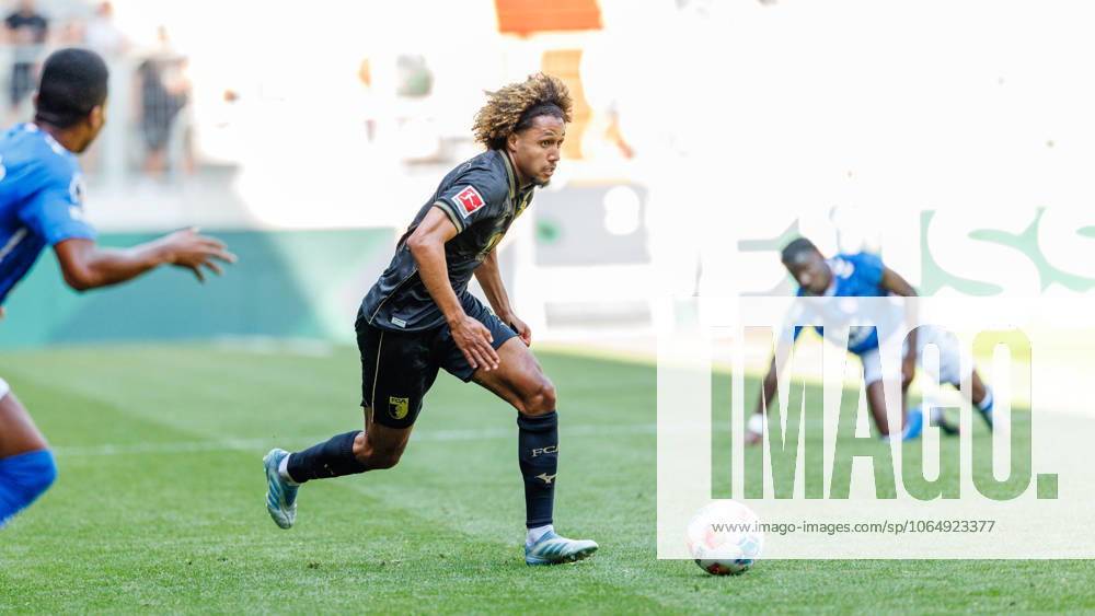 Han-Noah Massengo (4, FC Augsburg) beim Spiel zwischen FC Augsburg v AFC Sunderland, Fußball, Herren, Bundesliga, 2025 2026, Testspiel am 09.08.2025 in Augsburg, WWK-Arena. DFL and DFB regulations prohibit any use of photographs as image sequences and or quasi-video. Bayern Deutschland