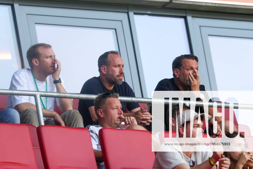 Geschaeftsfuehrer Finanzen Michael Stroell (FC Augsburg), Praesident Markus Krapf (FC Augsburg), FC Augsburg vs. AFC Sunderland, Fussball, Testspiel, 09.08.2025 Augsburg Bayern Deutschland