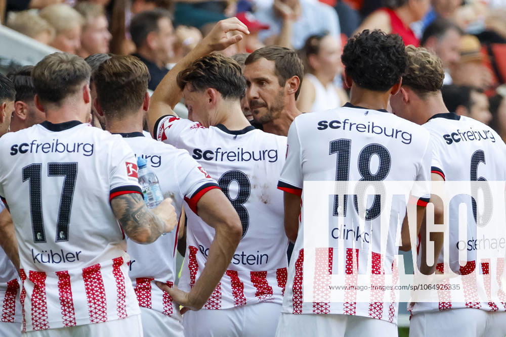 Julian Schuster (SC Freiburg, Trainer) im Dialog mit seinen Spielern , Deutschland, Fussball, Testspiel, 2025 2026, SC Freiburg vs. CA Osasuna, 09.08.2025, Europa-Park Stadion , Freiburg im Breisgau, Deutschland Freiburg im Breisgau Europa-Park Stadion Baden-Wuerttemberg Deutschland