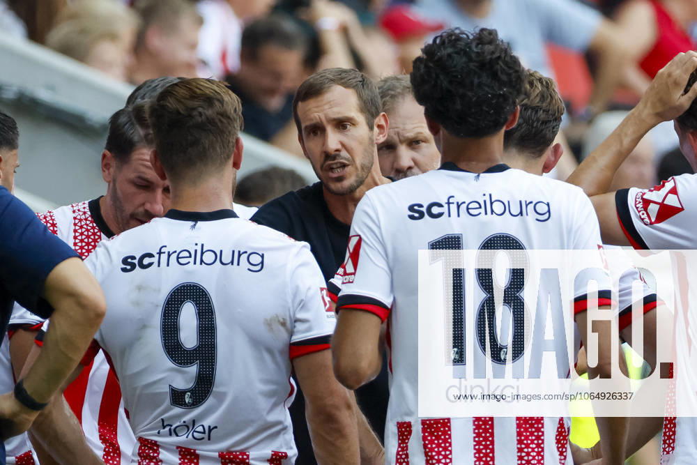 Julian Schuster (SC Freiburg, Trainer) im Dialog mit seinen Spielern , Deutschland, Fussball, Testspiel, 2025 2026, SC Freiburg vs. CA Osasuna, 09.08.2025, Europa-Park Stadion , Freiburg im Breisgau, Deutschland Freiburg im Breisgau Europa-Park Stadion Baden-Wuerttemberg Deutschland