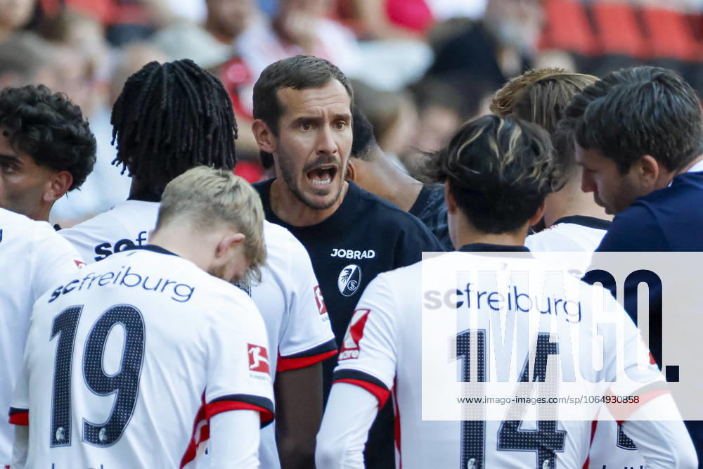 Julian Schuster (SC Freiburg, Trainer) im Dialog mit seinen Spielern , Deutschland, Fussball, Testspiel, 2025 2026, SC Freiburg vs. CA Osasuna, 09.08.2025, Europa-Park Stadion , Freiburg im Breisgau, Deutschland Freiburg im Breisgau Europa-Park Stadion Baden-Wuerttemberg Deutschland