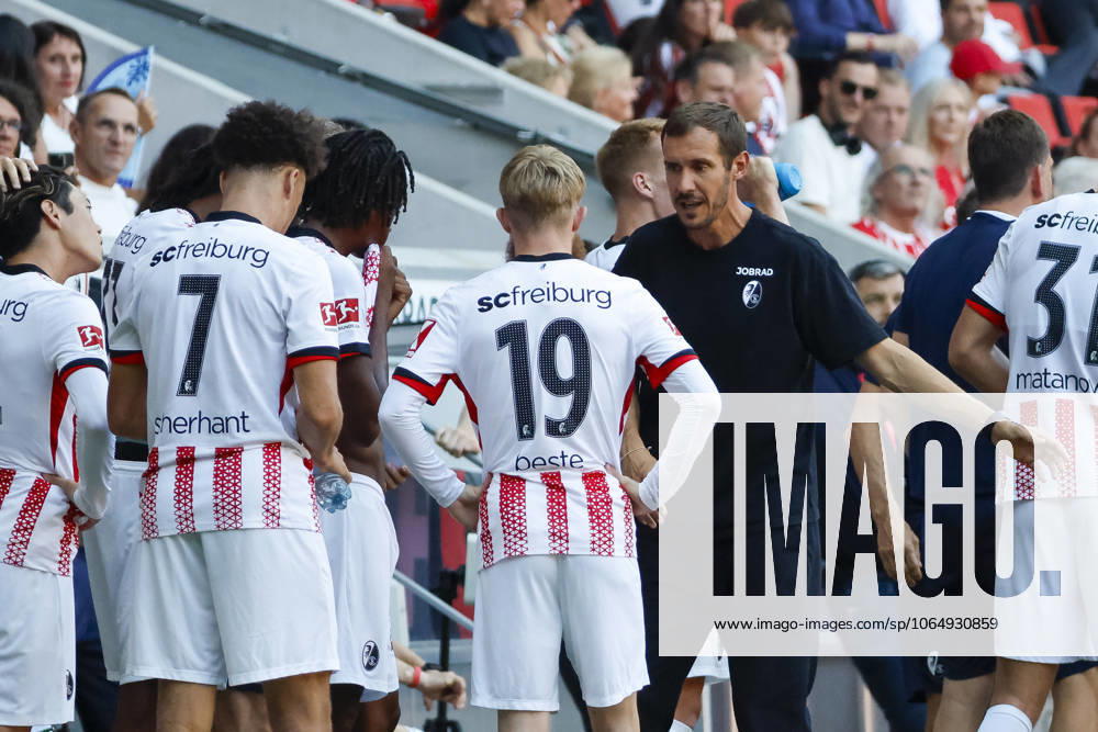 Julian Schuster (SC Freiburg, Trainer) im Dialog mit seinen Spielern , Deutschland, Fussball, Testspiel, 2025 2026, SC Freiburg vs. CA Osasuna, 09.08.2025, Europa-Park Stadion , Freiburg im Breisgau, Deutschland Freiburg im Breisgau Europa-Park Stadion Baden-Wuerttemberg Deutschland