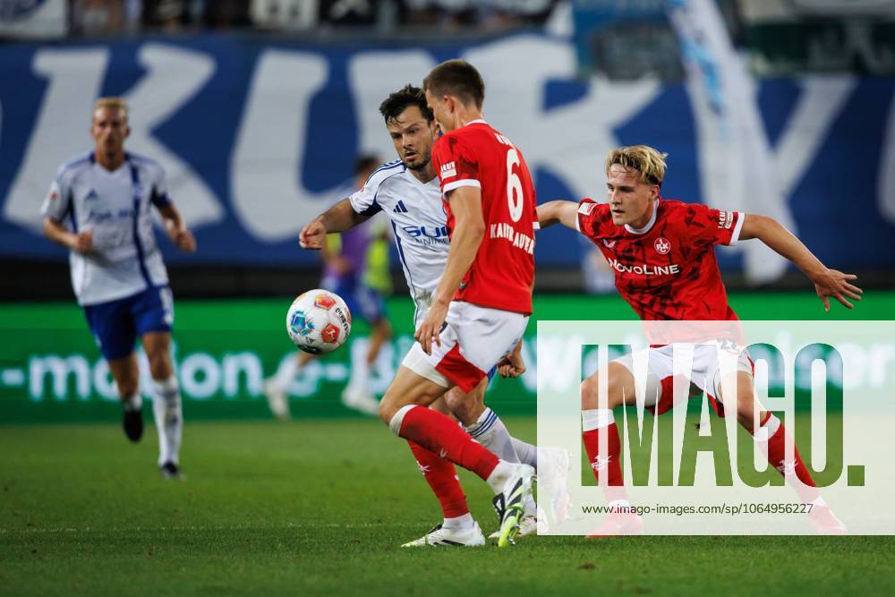 Adrian Gantenbein (FC Schalke 04) im Zweikampf mit Mika Haas (1.FC Kaiserslautern) und Fabian Kunze (1.FC Kaiserslautern), 1. FC Kaiserslautern vs FC Schalke 05, Fussball, 2. Bundesliga, 2. Spieltag, Saison 2025 2026, 09.08.2025 1. FC Kaiserslautern vs FC Schalke 05, Fussball, 2. Bundesliga, 2. Spieltag, Saison 2025 2026