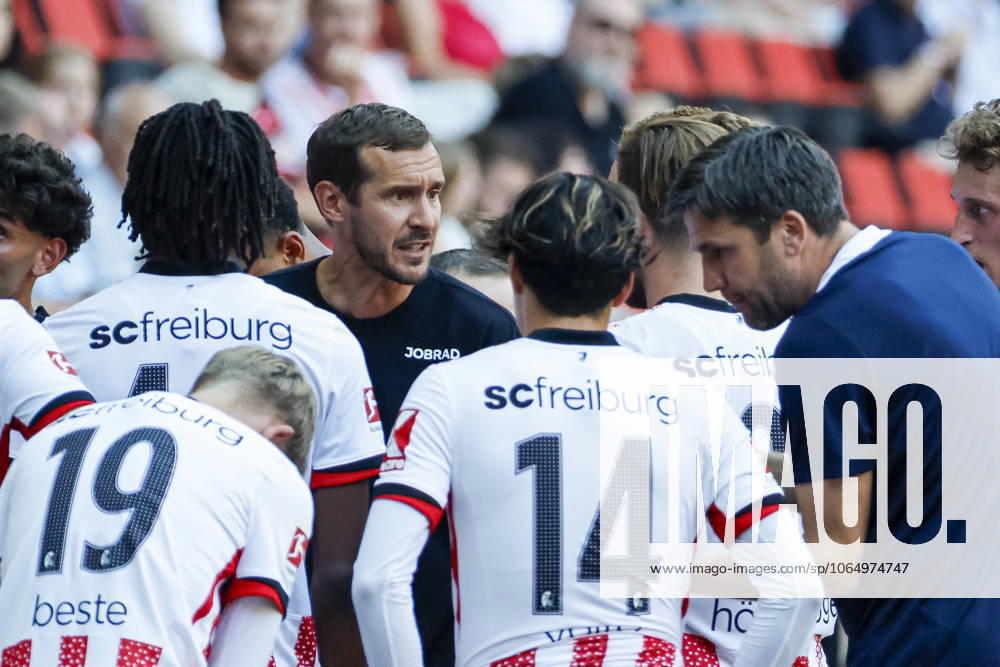 Julian Schuster (SC Freiburg, Trainer) im Dialog mit seinen Spielern , Deutschland, Fussball, Testspiel, 2025 2026, SC Freiburg vs. CA Osasuna, 09.08.2025, Europa-Park Stadion , Freiburg im Breisgau, Deutschland Freiburg im Breisgau Europa-Park Stadion Baden-Wuerttemberg Deutschland