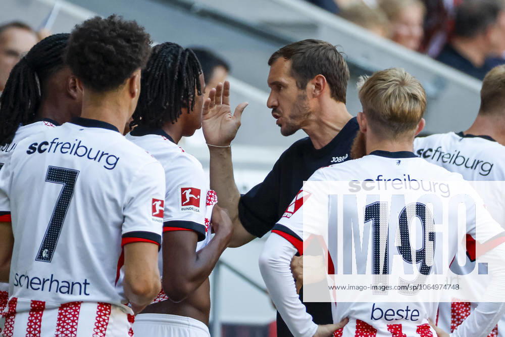 Julian Schuster (SC Freiburg, Trainer) im Dialog mit seinen Spielern , Deutschland, Fussball, Testspiel, 2025 2026, SC Freiburg vs. CA Osasuna, 09.08.2025, Europa-Park Stadion , Freiburg im Breisgau, Deutschland Freiburg im Breisgau Europa-Park Stadion Baden-Wuerttemberg Deutschland