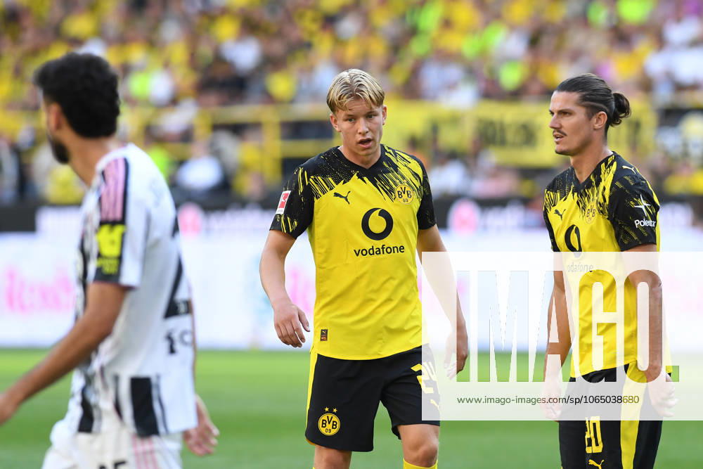 Daniel Svensson (Borussia Dortmund) und Marcel Sabitzer (Borussia Dortmund) schauen während des Freundschaftsspiels in der Vorsaison zwischen Borussia Dortmund und Juventus FC im Signal Iduna Park am 10. August 2025 in Dortmund, Deutschland. (Foto von Ralf Treese DeFodi Images) +++ Daniel Svensson (Borussia Dortmund) und Marcel Sabitzer (Borussia Dortmund) look on during the pre-season friendly match between Borussia Dortmund and Juventus FC at Signal Iduna Park on August 10, 2025 in Dortmund, Germany. (Photo by Ralf Treese DeFodi Images) (Photo by Ralf Treese DeFodi Images)