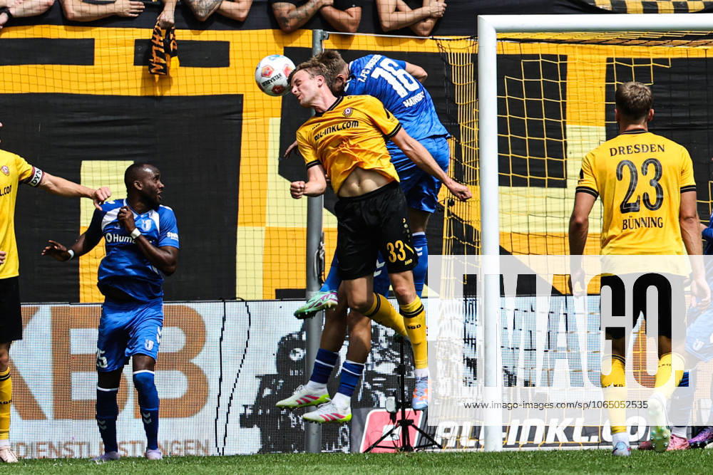 Christoph Daferner (SG Dynamo Dresden,33) gegen Marcus Mathisen (1. FC Magdeburg,16) - 2. Fußball Bundesliga Saison 2025-2026 SG Dynamo Dresden vs. 1. FC Magdeburg im Rudolf Harbig Stadion in Dresden - Aktion,Fußball,Mann,Männer,Deutschland