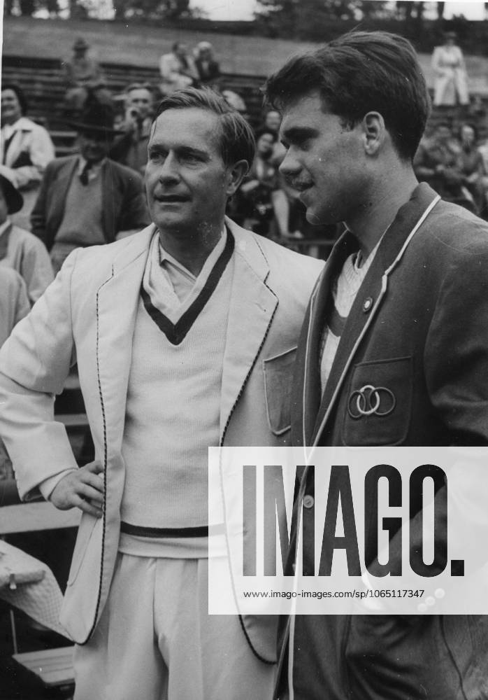 Tennis U.B.z. Gottfried von Cramm (links Deutschland) besiegte Kurt Nielsen (Daenemark) in drei Saetzen 18.05.1951