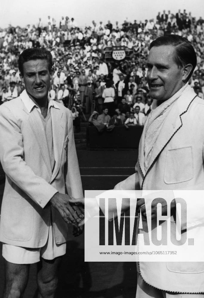 Tennis Davispokal, Viertelfinale: Deutschland - Belgien 3:2 U.B.z. Gottfried von Cramm (rechts GER) wird von Philippe Washer (BEL) nach seinem Sieg beglueckwuenscht 15.07.1951 in Koeln - Deutschland