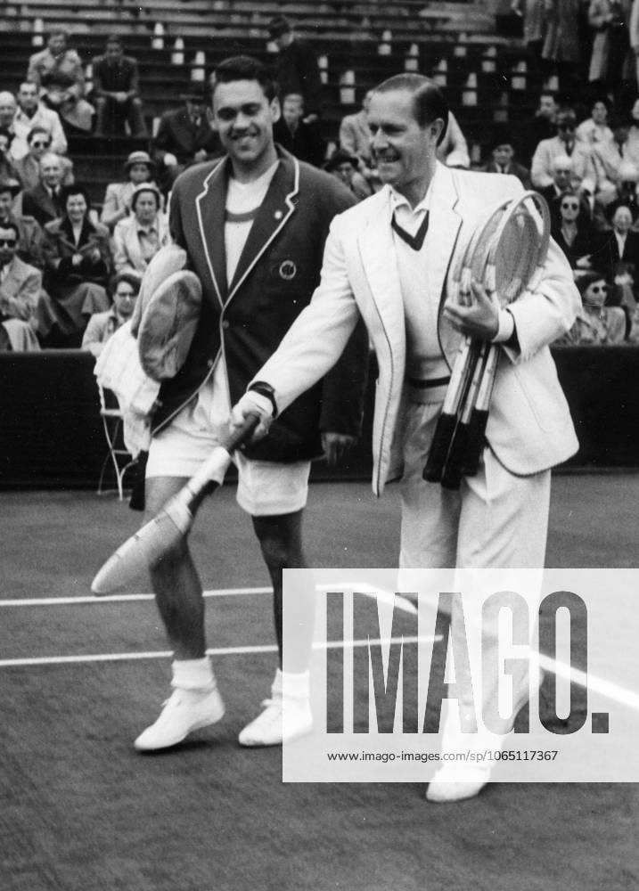 Tennis Davispokal, 2. Runde: Deutschland - Daenemark 4:1 U.B.z. Gottfried von Cramm (rechts GER) und Kurt Nielsen (Daenemark) 18.05.1951 in Berlin - Deutschland