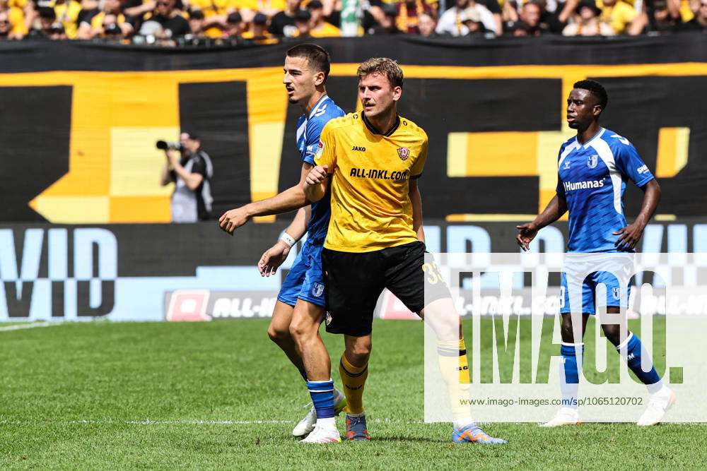 Christoph Daferner (SG Dynamo Dresden,33) gegen Andi Hoti (1. FC Magdeburg,3) und Lubambo Musonda (1. FC Magdeburg,19) - 2. Fußball Bundesliga Saison 2025-2026 SG Dynamo Dresden vs. 1. FC Magdeburg im Rudolf Harbig Stadion in Dresden - Aktion,Fußball,Mann,Männer,Deutschland