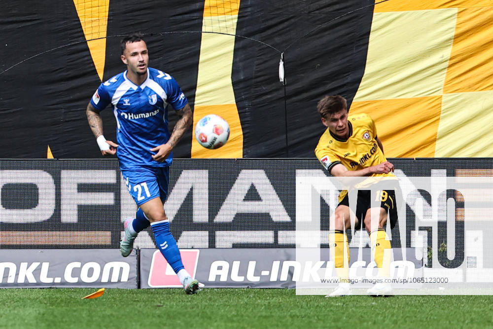 Alexander Rossipal (SG Dynamo Dresden,19) gegen Falko Michel (1. FC Magdeburg,21) - 2. Fußball Bundesliga Saison 2025-2026 SG Dynamo Dresden vs. 1. FC Magdeburg im Rudolf Harbig Stadion in Dresden - Aktion,Fußball,Mann,Männer,Deutschland