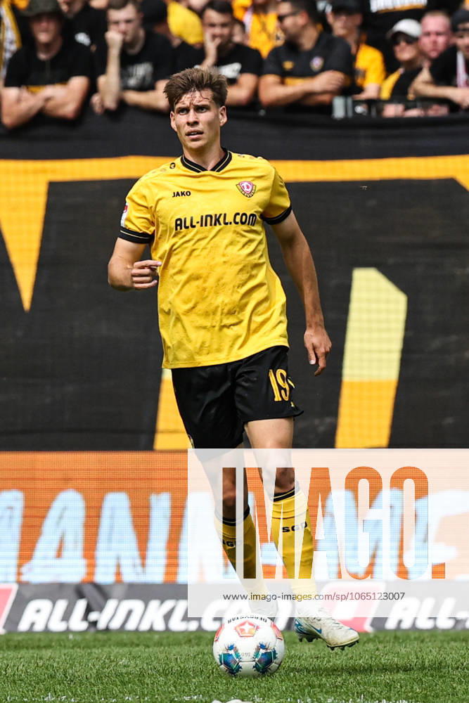 Alexander Rossipal (SG Dynamo Dresden,19) - 2. Fußball Bundesliga Saison 2025-2026 SG Dynamo Dresden vs. 1. FC Magdeburg im Rudolf Harbig Stadion in Dresden - Freisteller,Aktion,Fußball,Mann,Männer,Deutschland