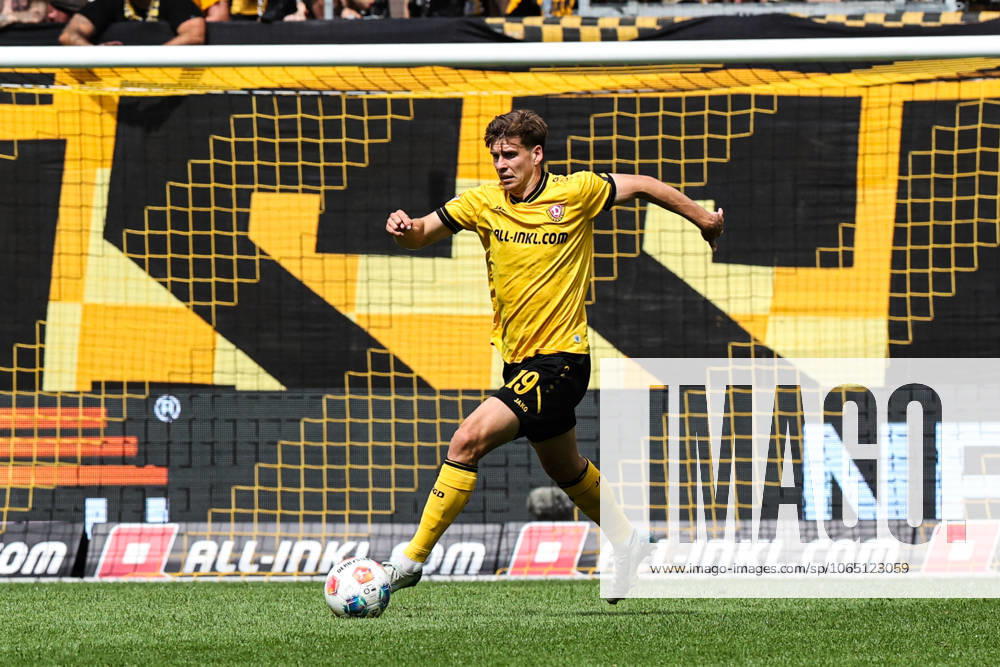 Alexander Rossipal (SG Dynamo Dresden,19) - 2. Fußball Bundesliga Saison 2025-2026 SG Dynamo Dresden vs. 1. FC Magdeburg im Rudolf Harbig Stadion in Dresden - Freisteller,Aktion,Fußball,Mann,Männer,Deutschland