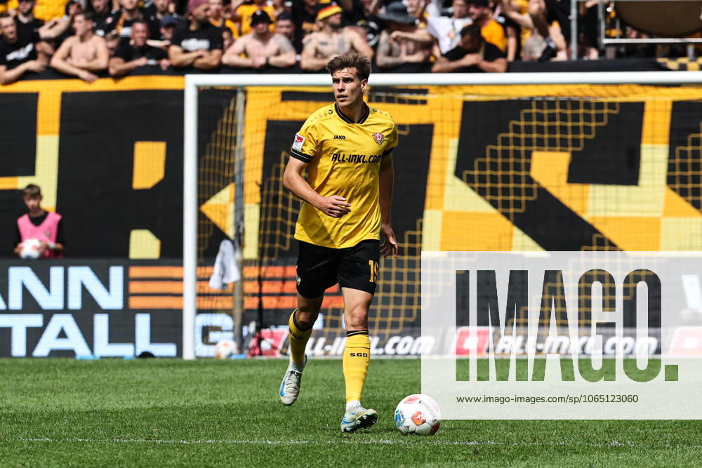 Alexander Rossipal (SG Dynamo Dresden,19) - 2. Fußball Bundesliga Saison 2025-2026 SG Dynamo Dresden vs. 1. FC Magdeburg im Rudolf Harbig Stadion in Dresden - Freisteller,Aktion,Fußball,Mann,Männer,Deutschland