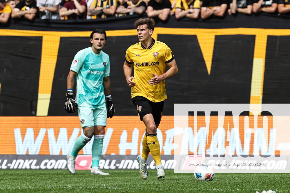 Alexander Rossipal (SG Dynamo Dresden,19) und Torwart Tim Schreiber (SG Dynamo Dresden,1) - 2. Fußball Bundesliga Saison 2025-2026 SG Dynamo Dresden vs. 1. FC Magdeburg im Rudolf Harbig Stadion in Dresden - Aktion,Fußball,Mann,Männer,Deutschland
