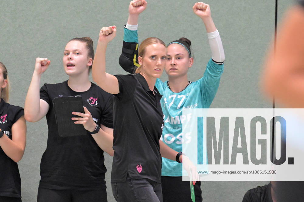 Miriam Hirsch (TusSies Metzingen, Trainerin) TusSies Metzingen vs. Union Neckarsulm, Handball, Alsco HBF, Testspiel, Saison 2025 2026, 15.08.2025 TusSies Metzingen vs. Sport-Union Neckarsulm, Handball, Alsco HBF, Testspiel, Saison 2025 2026, 15.08.2025 Metzingen