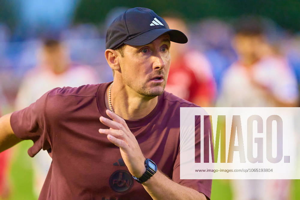 Miroslav Klose (1.FC Nuernberg, Chef-Trainer) rennt los um einen Streit zu schlichten GER, FV Illertissen 1921 e.V. vs 1. FC Nuernberg, Fussball, Herren DFB Pokal, 1. Runde, Saison 2025 2026, 16.08.2025 DFB regulations prohibit any use of photographs as image sequences and or quasi-video GER, FV Illertissen 1921 e.V. vs 1. FC Nuernberg, Fussball, Herren DFB Pokal, 1. Runde, Saison 2025 2026, 16.08.2025 Illertissen