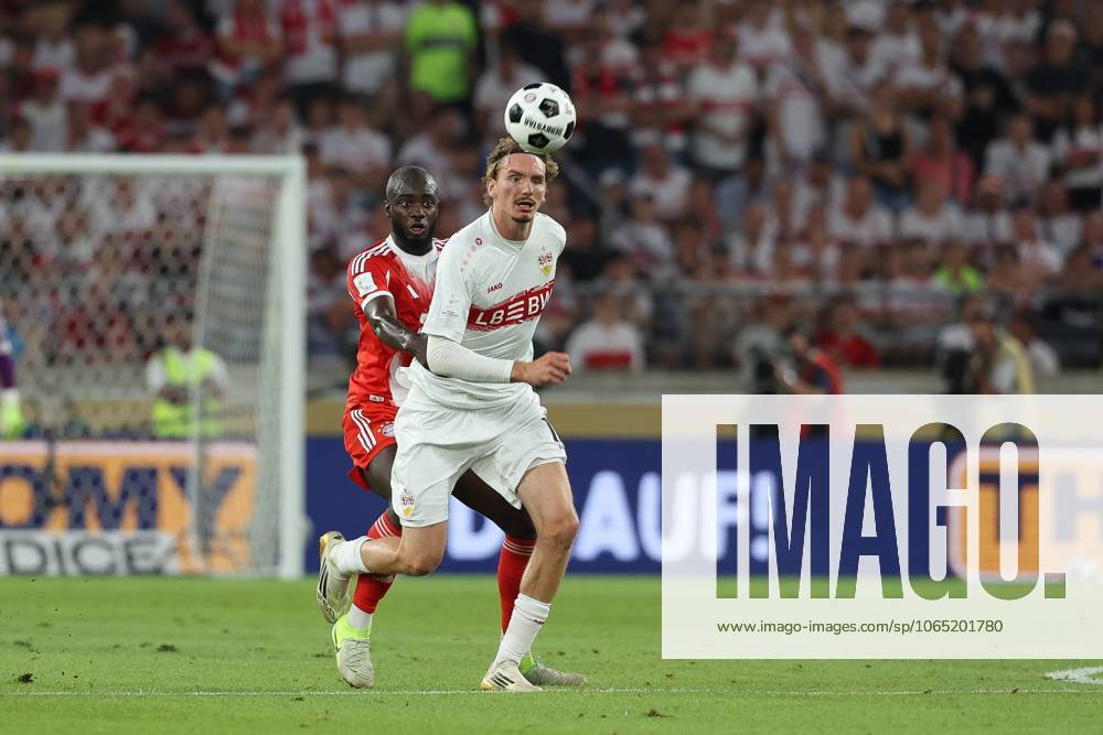 Im Zweikampf, Aktion, mit Dayot Upamecano 2 (FC Bayern Muenchen), Nick Woltemade 11 (VfB Stuttgart), VfB Stuttgart vs. FC Bayern Muenchen, Fussball, Franz-Beckenbauer-Supercup, 16.08.2025 Stuttgart Baden-Wuerttemberg Deutschland