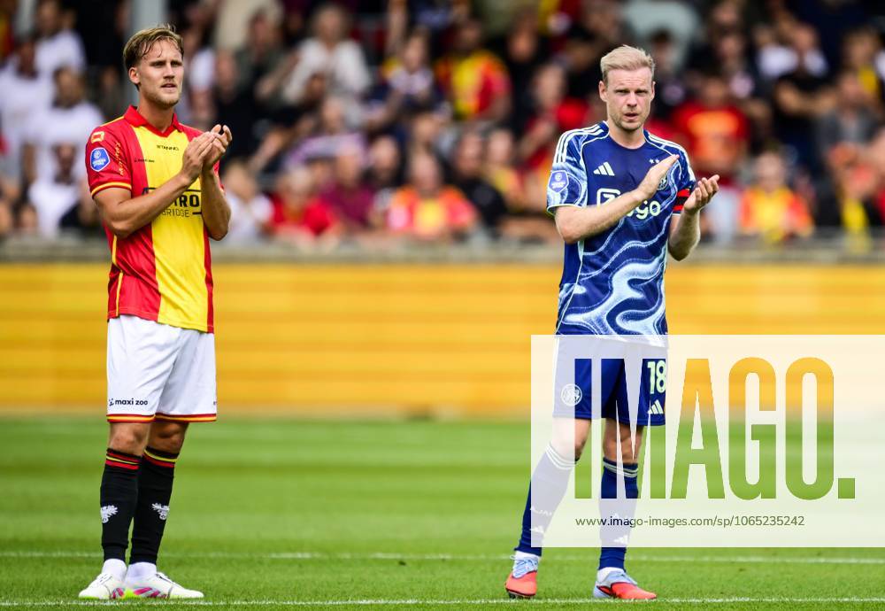 DEVENTER - (L-R) Melle Meulensteen of Go Ahead Eagles and Davy Klaassen of Ajax applaud in tribute to the deceased child of a supporter during the Dutch Eredivisie match between Go Ahead Eagles and Ajax at De Adelaarshorst on August 17, 2025, in Deventer, Netherlands. ANP OLAF KRAAK Dutch Eredivisie 2025 26 ANPxSportx IVx 533551181 originalFilename: 533551181