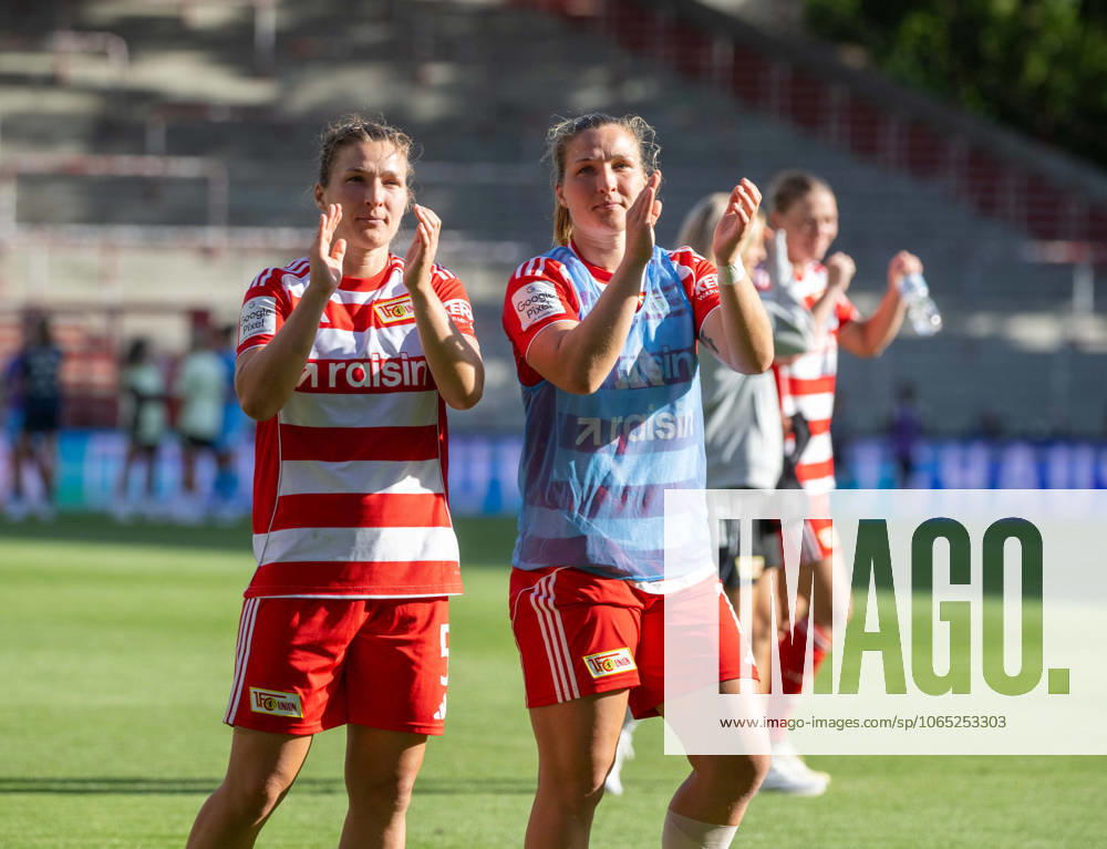Fußball, Frauen, Testspiel, Saison 2025 2026, 1. FC Union Berlin - Real Madrid, v. l. Katja Orschmann (1. Frauen 1. FC Union), Dina Orschmann (1. Frauen 1. FC Union), Jubel nach dem Abpfiff, 17.08. 2025,