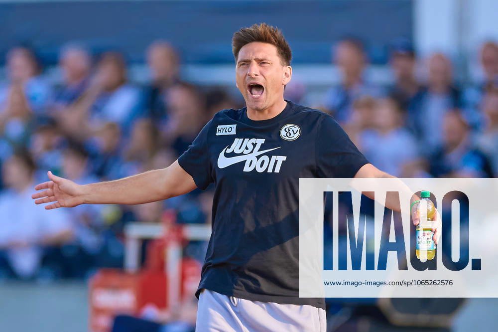 Vincent Wagner (SV 07 Elversberg, Cheftrainer) gestikuliert, ruft, zeigt an, Portrait, Freisteller GER, SSV 1846 Ulm vs SV 07 Elversberg, Fussball, Herren DFB Pokal, 1. Runde, Saison 2025 2026, 17.08.2025 DFB regulations prohibit any use of photographs as image sequences and or quasi-video GER, SSV 1846 Ulm vs SV 07 Elversberg, Fussball, Herren DFB Pokal, 1. Runde, Saison 2025 2026, 17.08.2025 Ulm